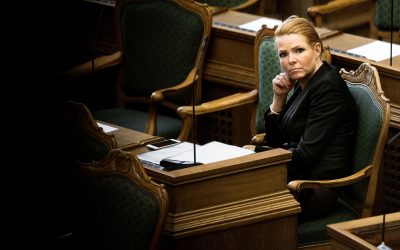Dinamarca: ex-ministra vai ser julgada por ter separado casais de refugiados menores de idade